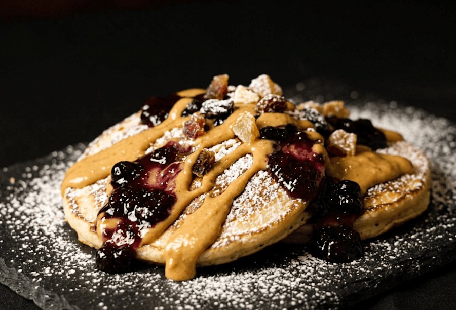 Pancakes con Burro d'Arachidi, Marmelata di Mirtilli e Frutta Secca